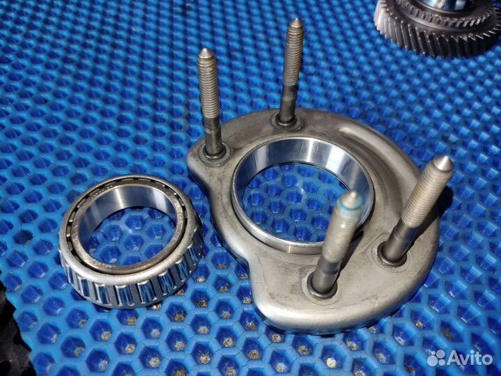 Крепление с коническим ролик подшипником МКПП 02S