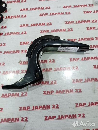 Кронштейн подножки передний Toyota Land Cruiser