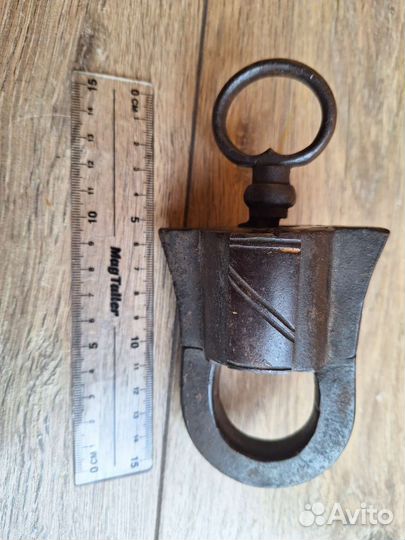 Навесной замок старинный