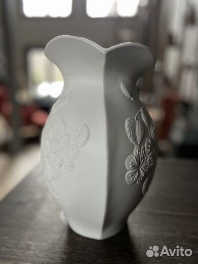 Белая фарфоровая ваза
