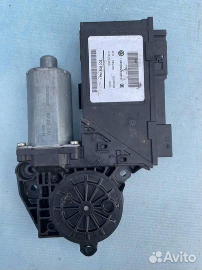 Моторчик стеклоподъемника задний правый 3D095979