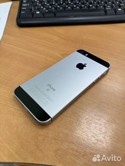 iPhone SE, 32 ГБ