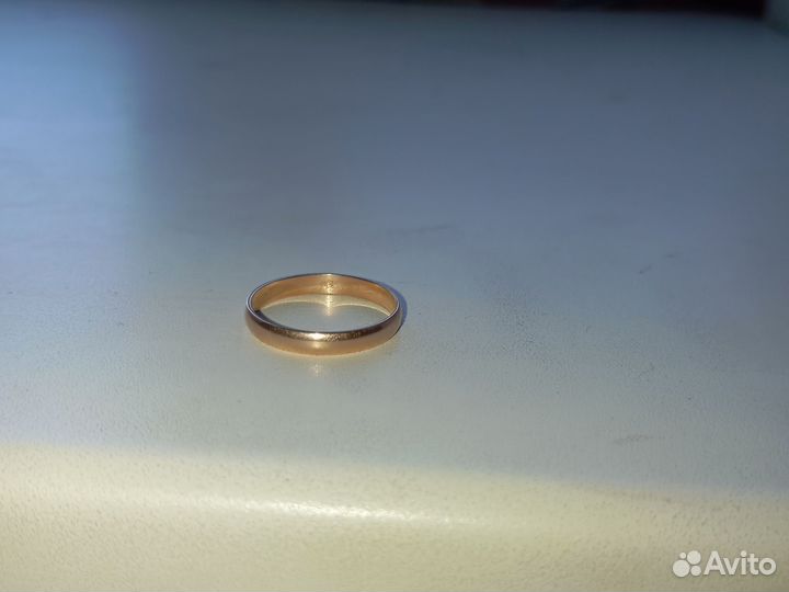 Золотое обручальное кольцо