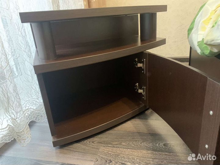 Тумбочка прикроватная