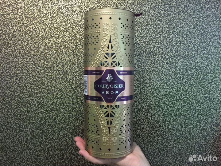 Подарочный тубус для бутылки коньяка 'Courvoiser'