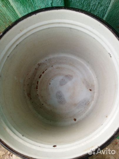 Кастрюли большие и бутыли