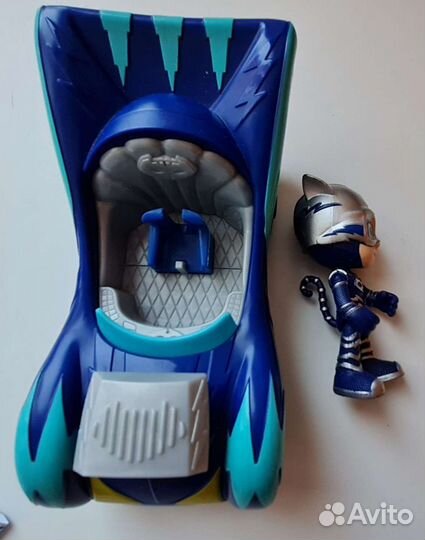 Герои в масках Кэтбой с машиной