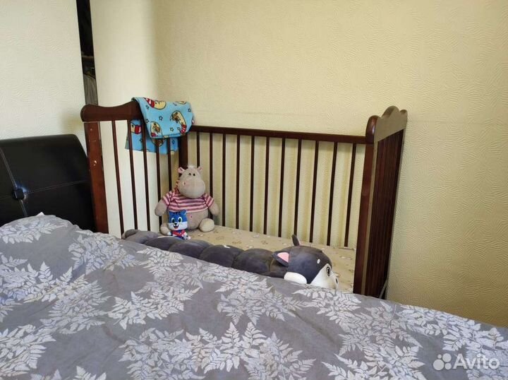 Детская кроватка с маятником и ящиком