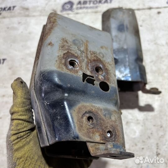 Кронштейн переднего бампера Nissan Primera P11