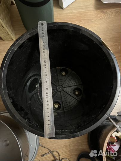 Большой пластиковый горшок для цветов