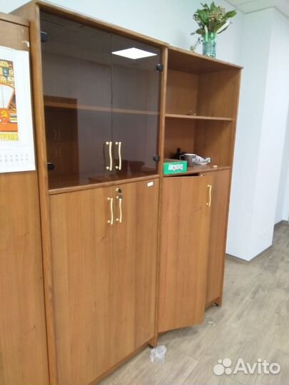 Шкаф витрина со стеклами