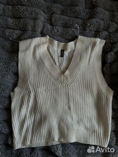 Жилет вязаный