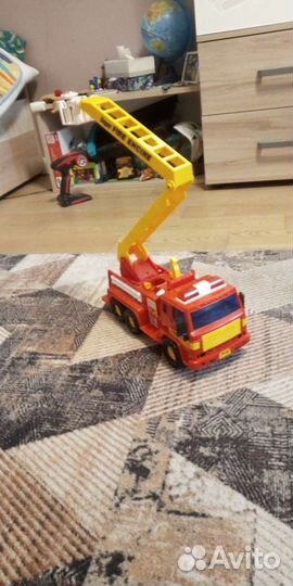 Пожарная машина игрушечная