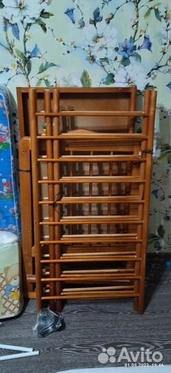 Детская кроватка с маятником