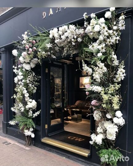 Оформление входной группы, декор витрин