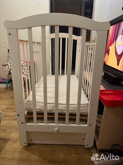 Детская кроватка с продольным маятником