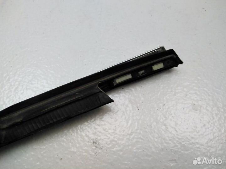 Уплотнитель стекла (хром) передний левый Ford