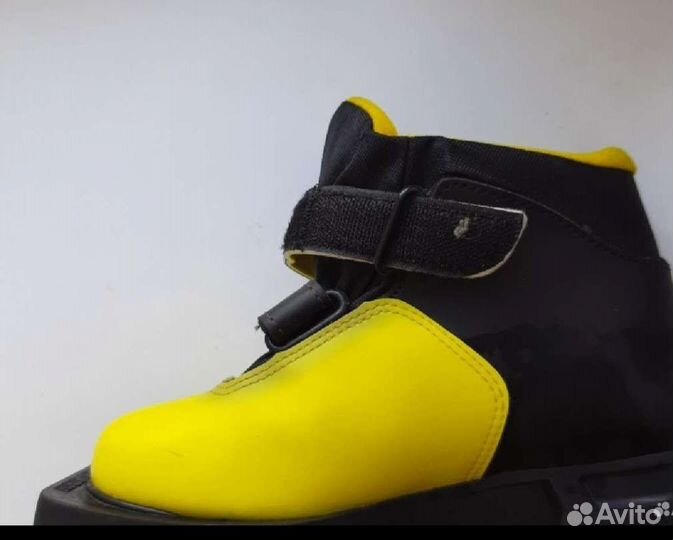 Лыжные ботинки и лыжи