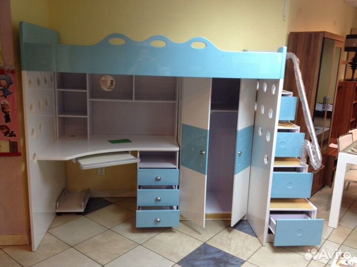 Детская кровать с столом и шкафом
