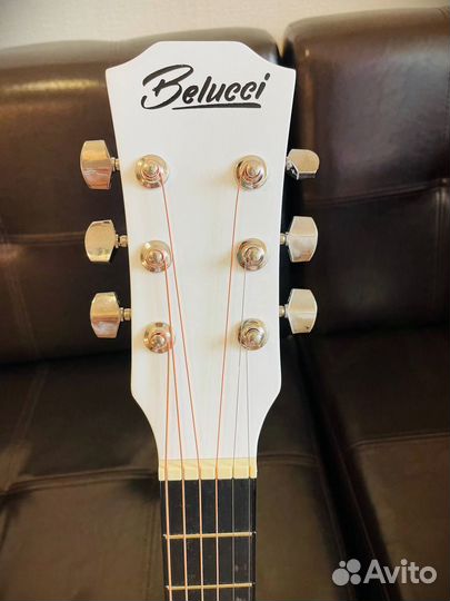 Акустическая гитара белая