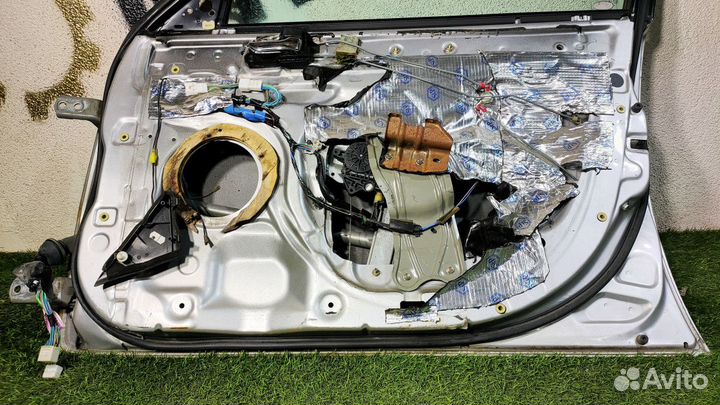 Дверь передняя правая Toyota Avensis (T220) I