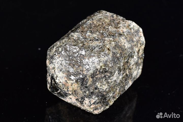 Крупный кристалл Вилуит (везувиан). Лот №273