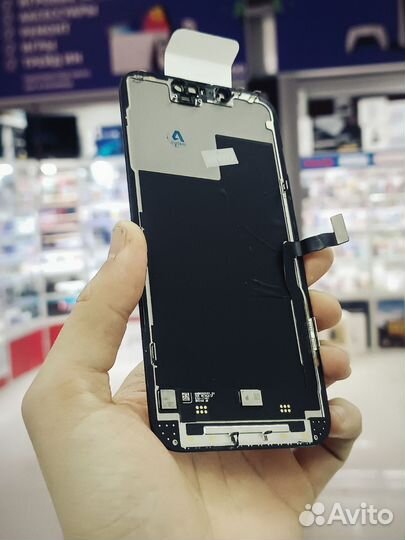 Дисплей, снятый для iPhone 13 Pro