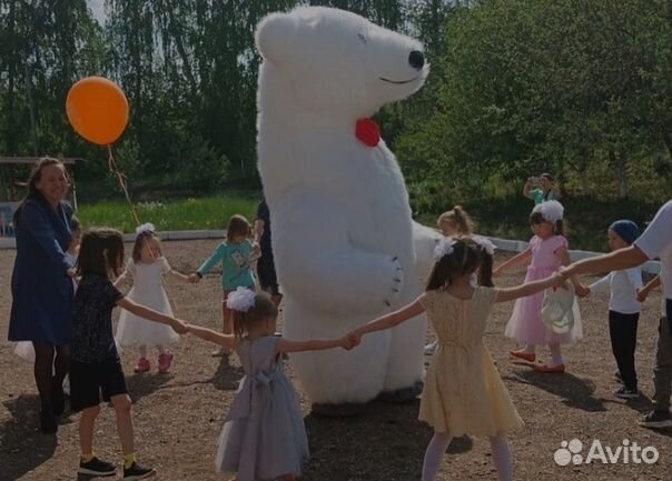 Белый мишка и мишка тедди на праздник
