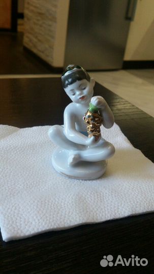 Мальчик Узбек с виноградом