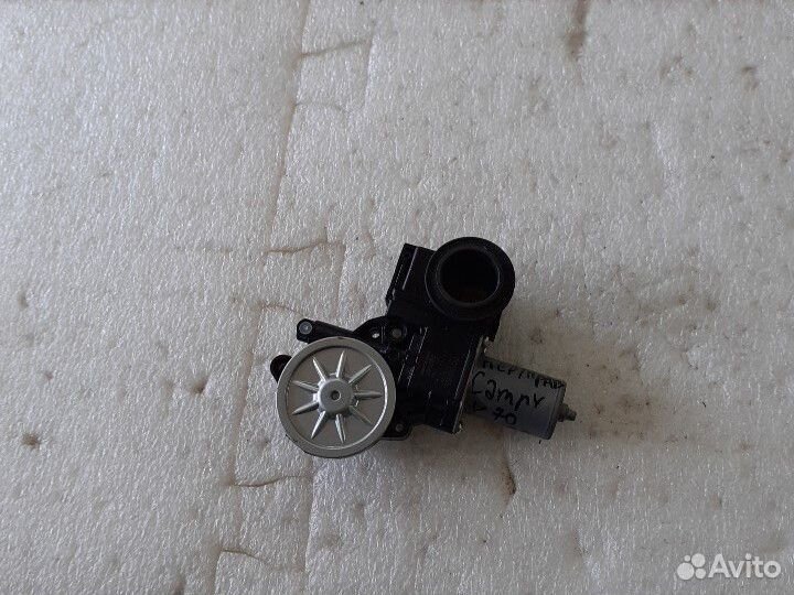 Маторчик стеклоподъемника правый Toyota Camry V70