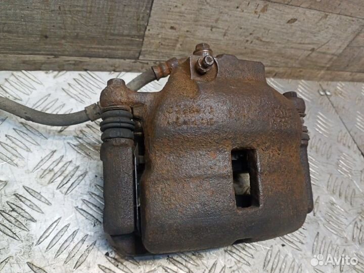 Суппорт тормозной передний правый Nissan Primera