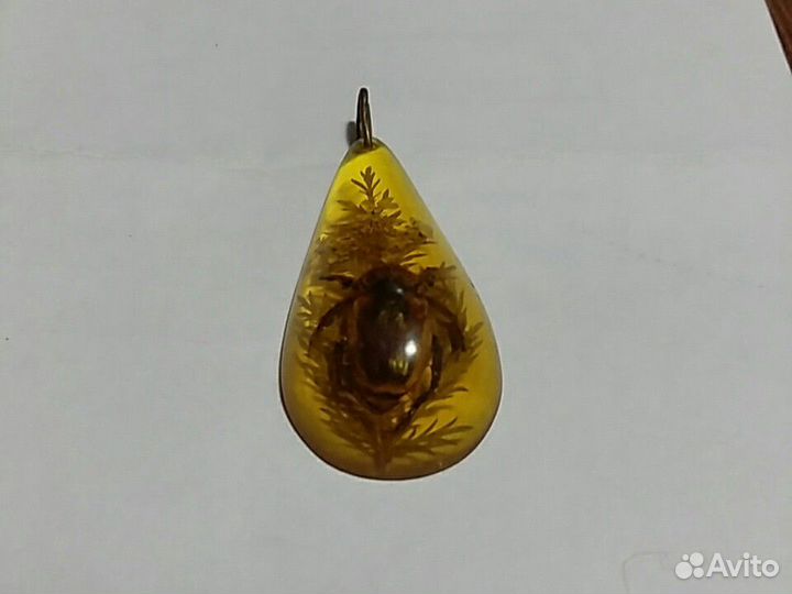 Янтарная подвеска