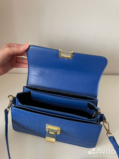 Синяя сумка на тонком ремешке с золотой фурнитурой