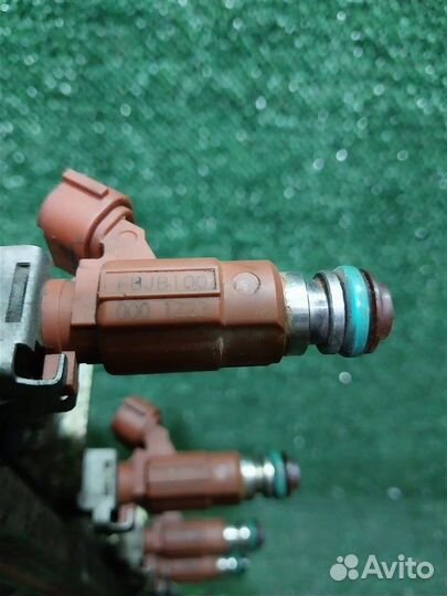 Рейка топливная с форсунками Nissan Bluebird