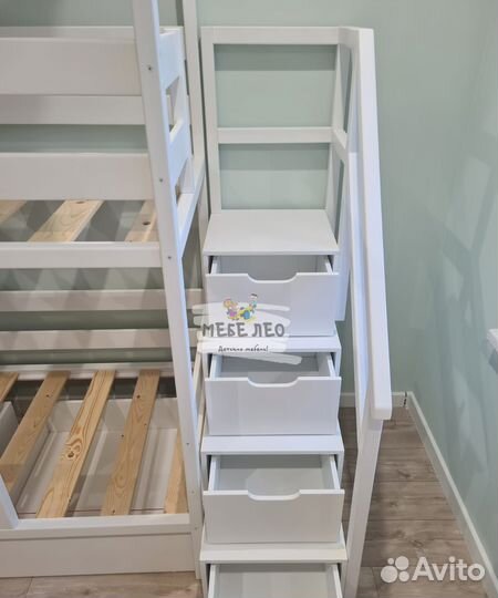 Двухъярусная кровать