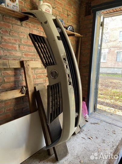 Передний бампер nissan tiida latio