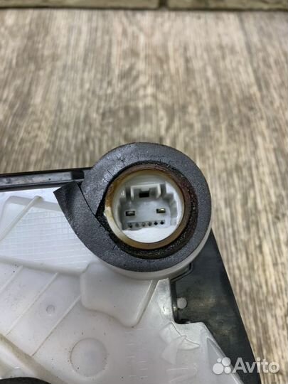 Honda CR-V Замок двери передней правой