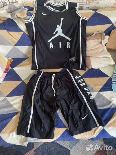 Костюм новый, не разу не носил. Не подошёл размер