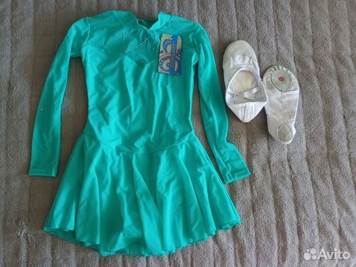 Гимнастический купальник и чешки