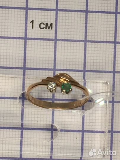 Золотое кольцо с бриллиантом и изумрудом
