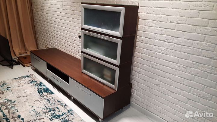 Тумба под телевизор с навесными шкафами