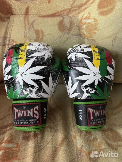 Боксерские перчатки 14 унций Twins