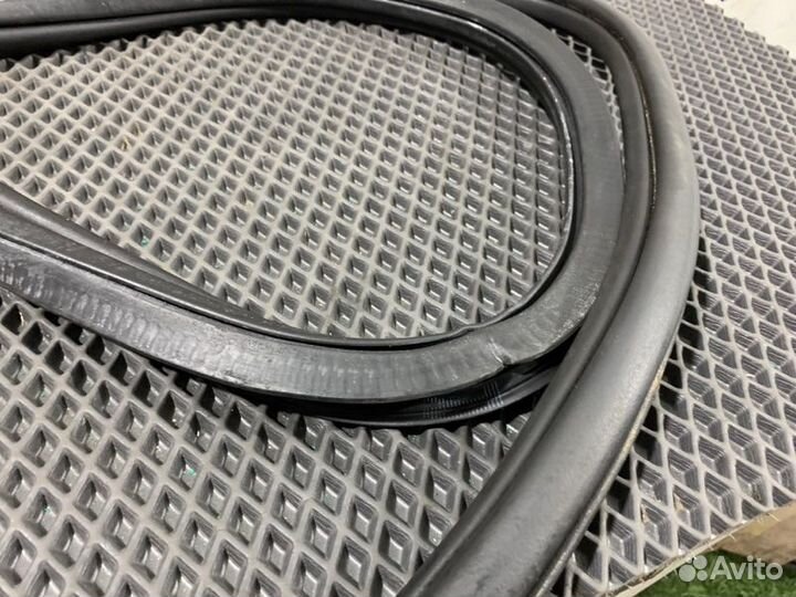 Уплотнитель двери передний правый Vw Jetta A6 cthd