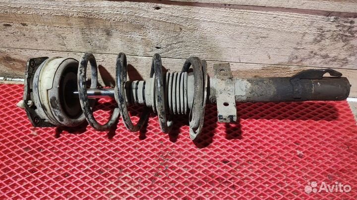 Стойка амортизатора переднего правого Renault Scen