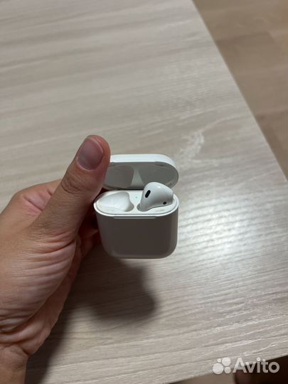 Наушники apple airpods левый