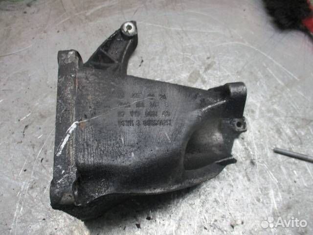 Кронштейн полуоси Volkswagen Sharan 1998