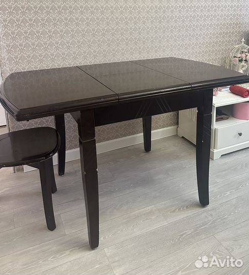 Продается стол из массива с 2 стульями