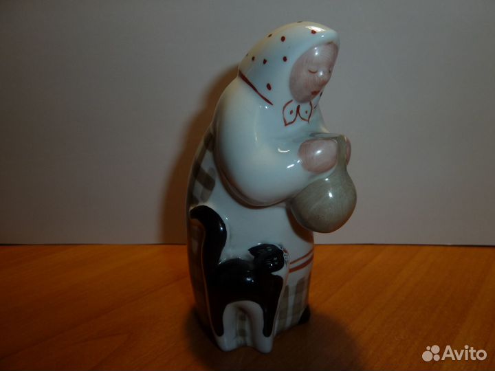 Статуэтка бабушка с котом и крынкой молока