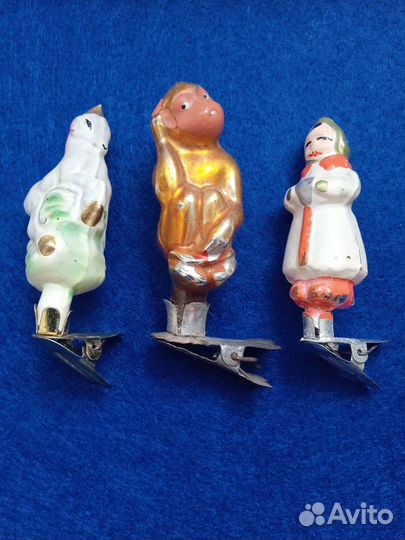 На прищепке ёлочные игрушки