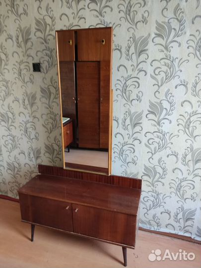 Трюмо с зеркалом